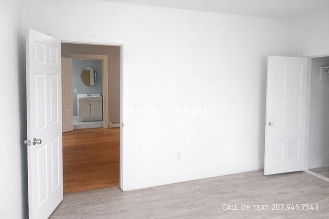 Building Photo - 454 S Main St