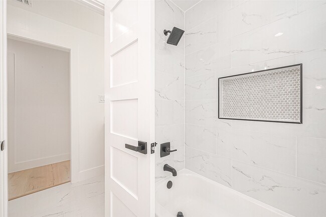 Building Photo - 6254 Locke Ln