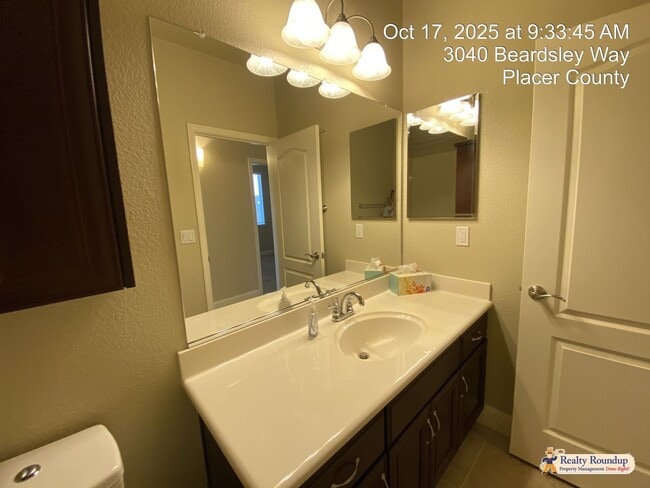 Building Photo - Pristinely Maintained Roseville Home with ...