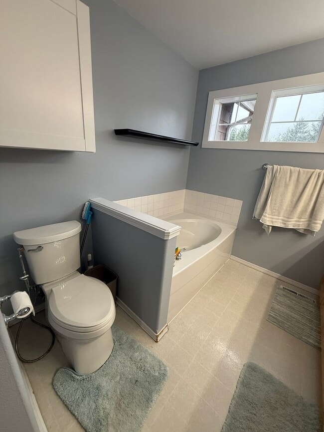 Building Photo - Silverdale 2 Story Home 4bed 2.5 bath