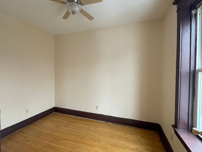 Building Photo - 1103 N California Ave