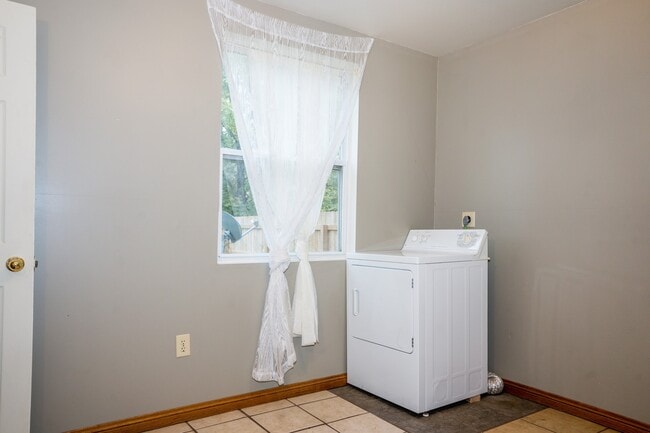 Building Photo - Centrally located bungalow!