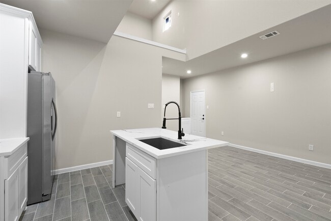 Building Photo - 11763 White Cedar St