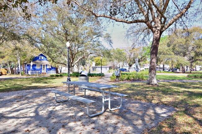 Building Photo - 912 Hart St