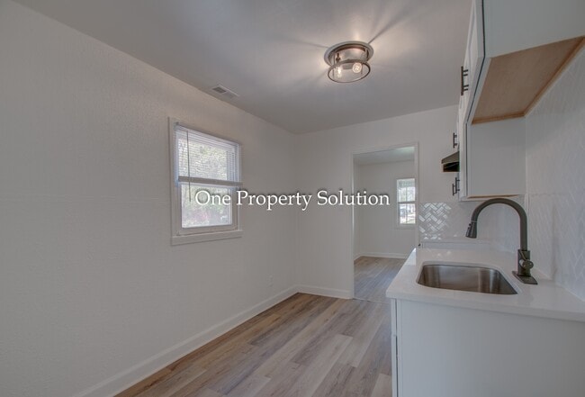 Building Photo - 825 E 14th Ave
