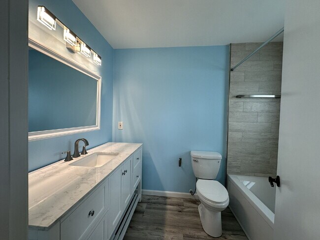 Building Photo - "Charming 3-Bedroom Home in Englewood!"