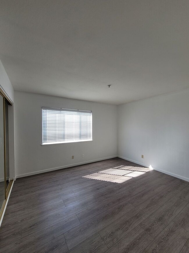 Building Photo - 3-bed 2-bath townhouse with a breathtaking Delta view!