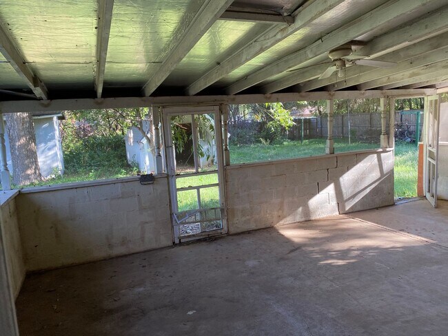 Building Photo - 2 bed 1 1/2 bath