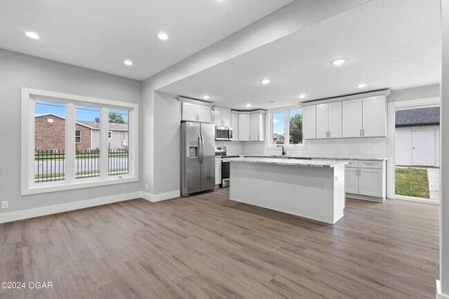 Building Photo - 2836 E 15th St