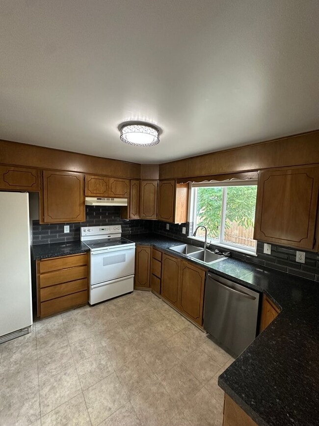 Building Photo - Great location in Meridian for this 3 bedroom 2 bath home.