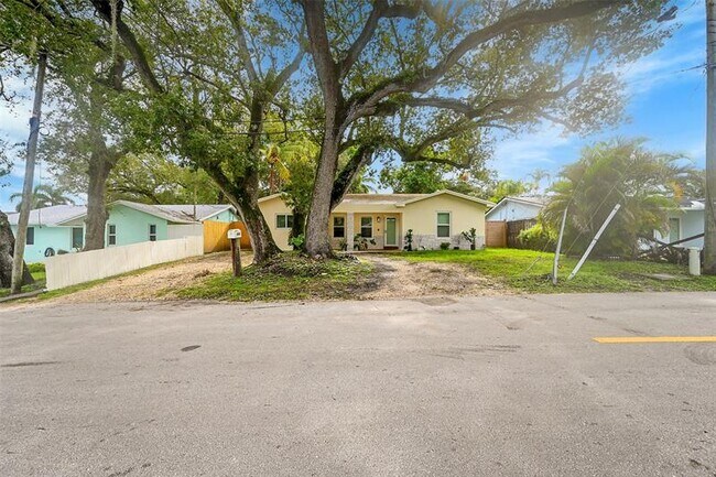 Building Photo - 4540 SW 26th Terrace