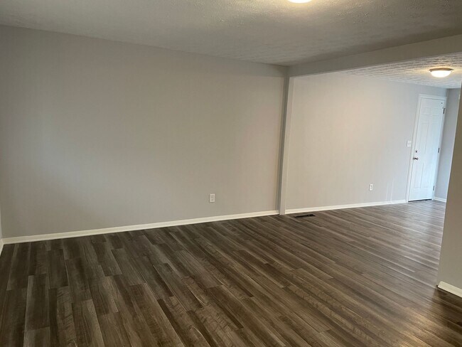 Building Photo - Updated 3 bed/2 bath in Huber Heights