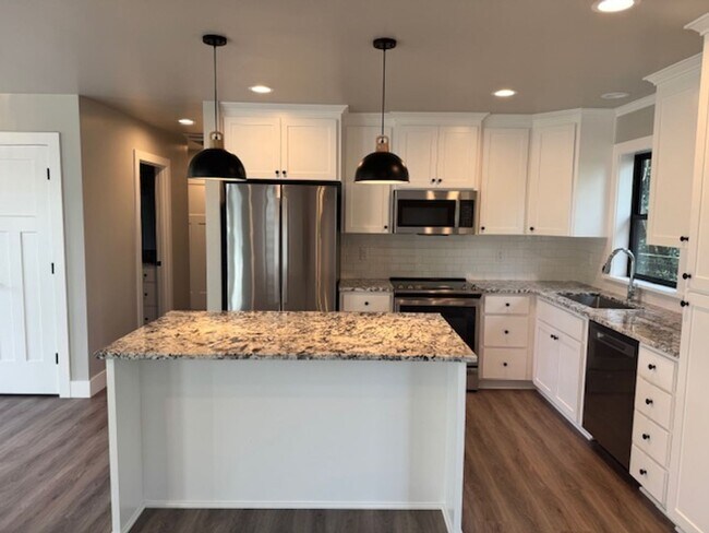 Building Photo - BEAUTIFUL CUSTOM - BUILT SINGLE LEVEL HOME...