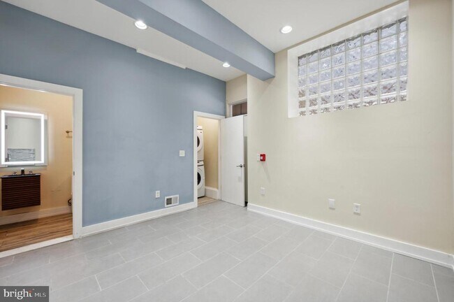 Building Photo - 2024 E Fletcher St