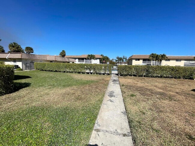 Building Photo - 9911 SW Sandalfoot Blvd