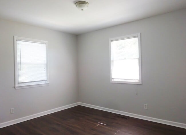 Building Photo - Lake Front Adorable Home!