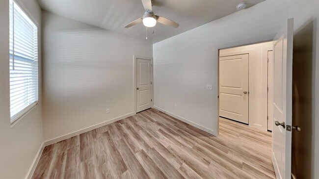 Building Photo - 3711 N Divis Ave