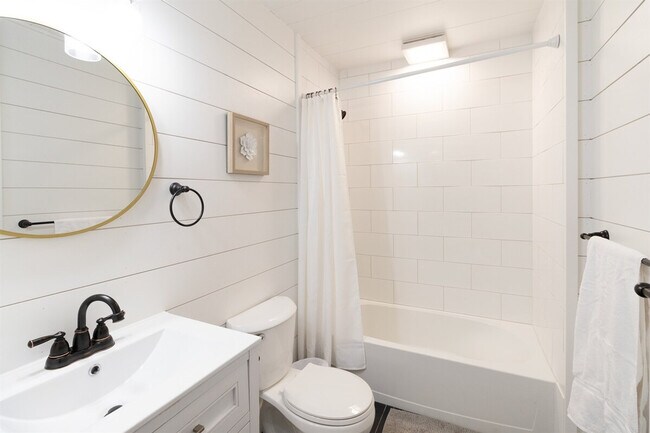 Building Photo - 10628 Lee Ave