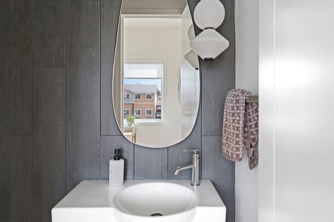 Building Photo - 4Bed 3.5 Bath - Views - Studio