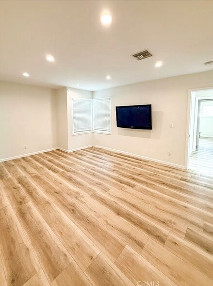 Building Photo - 10430 Densmore Ave