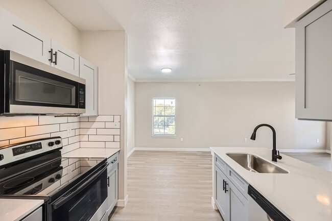 A2 Renovated - 1 Bed 1 Bath - Rise Creekside