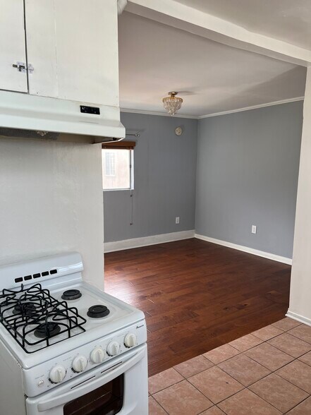 Kitchen to LR - 533 Indiana Ave