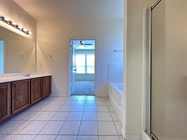 Building Photo - 2211 Highland Crossing Dr