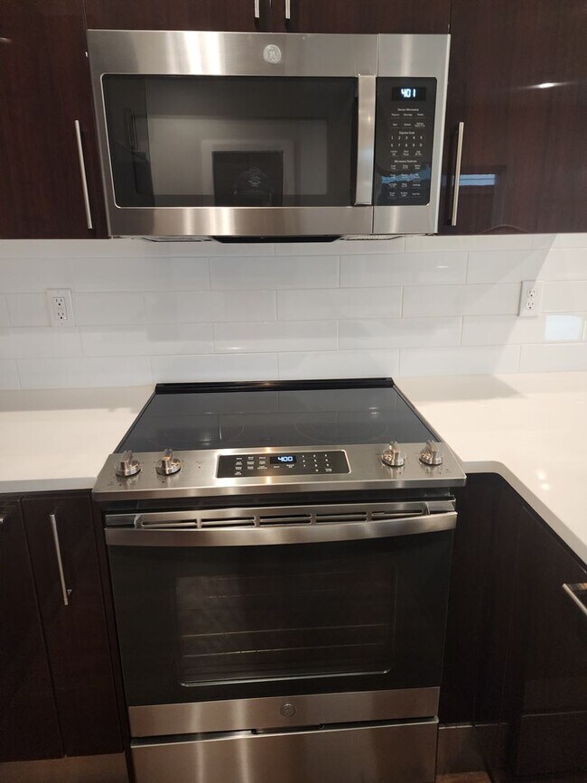 Building Photo - 3 bedroom Townhouse with Pool Access and E...