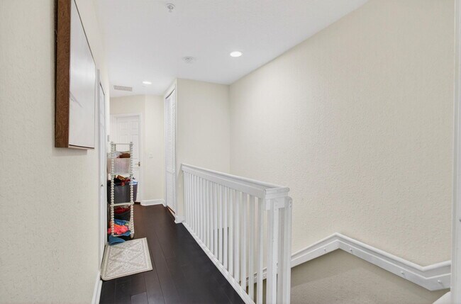 Building Photo - 321 Bayfront Dr