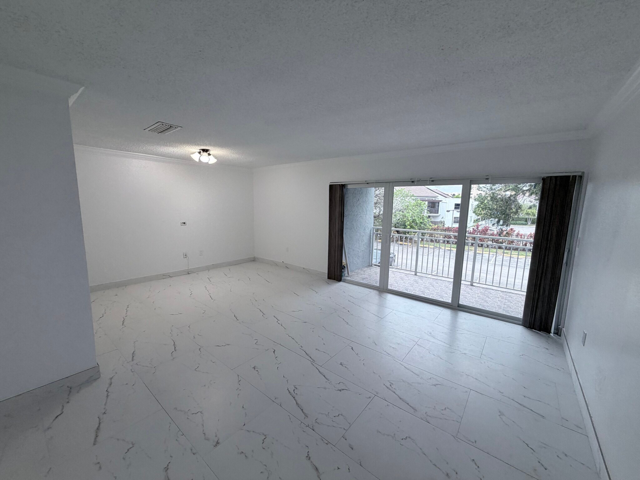 Building Photo - 9365 Fontainebleau Blvd