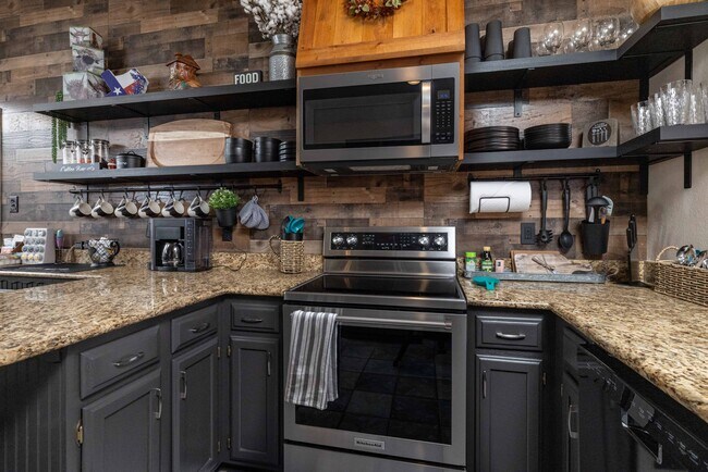 Building Photo - 8467 Willow Creek Dr