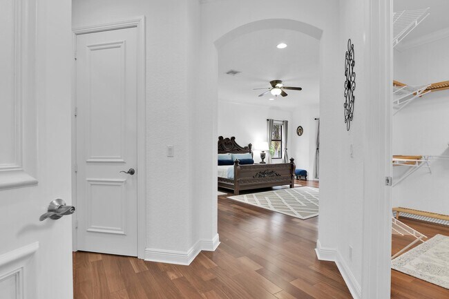 Building Photo - 10703 Versailles Blvd