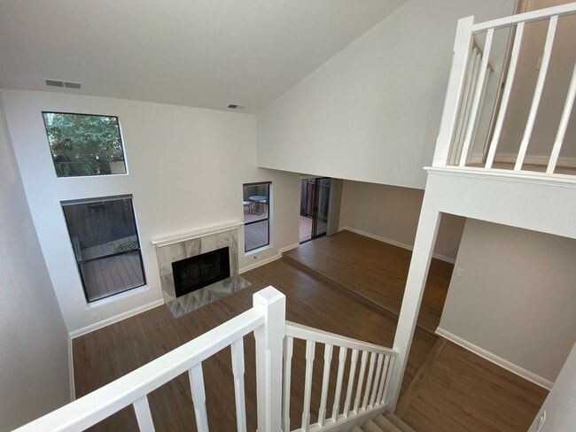 Building Photo - 2 Bed 2.5 Bath Townhouse W/ 2 Car Attached...