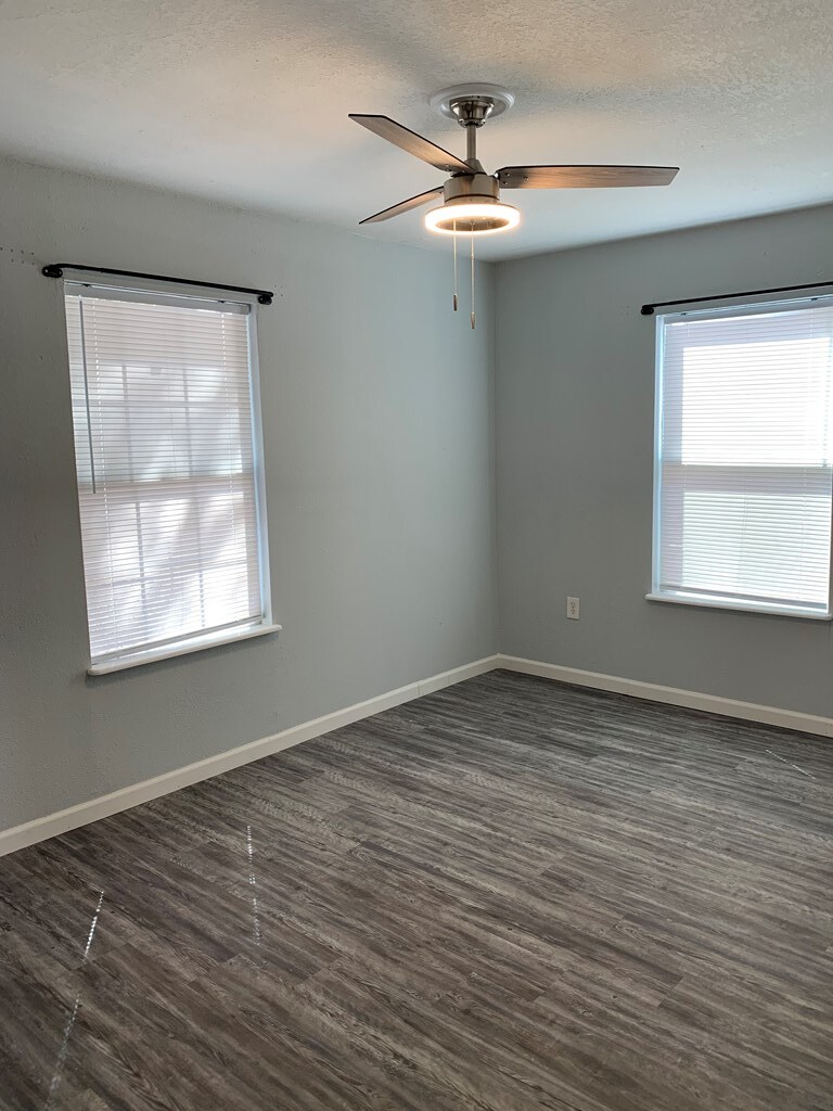 Building Photo - 1909 N Hancock Ave