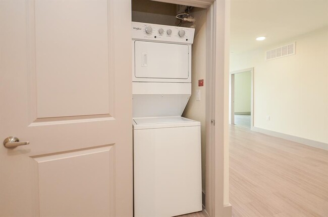 Building Photo - 6955 Turtlewood Dr