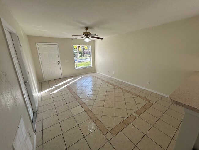Building Photo - 3005 Hillview St