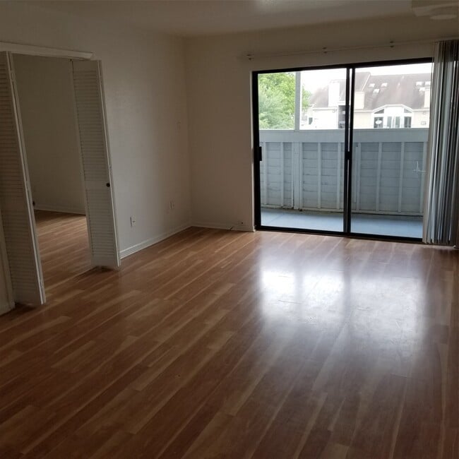 Building Photo - 3015 Walnut Bend Ln