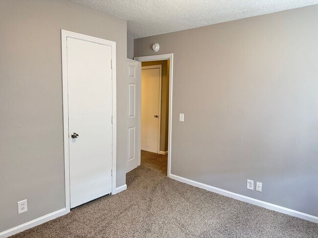 Building Photo - 2213 Glory Dr