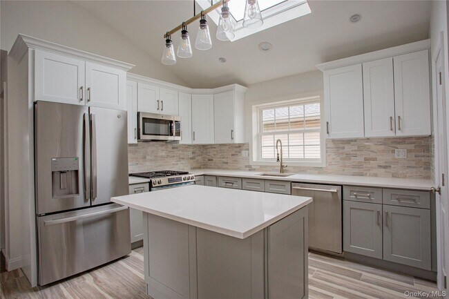 Building Photo - 451 E Pine St