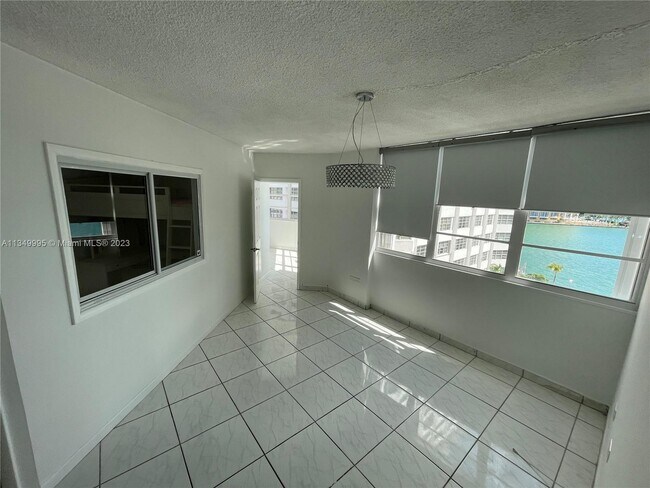 Building Photo - 825 Brickell Bay Dr
