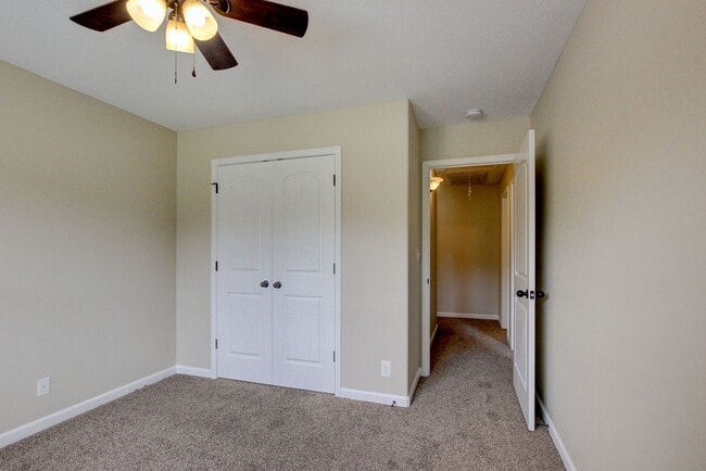 Building Photo - Sweet 3 bed 2 bath clost to post and I-24.