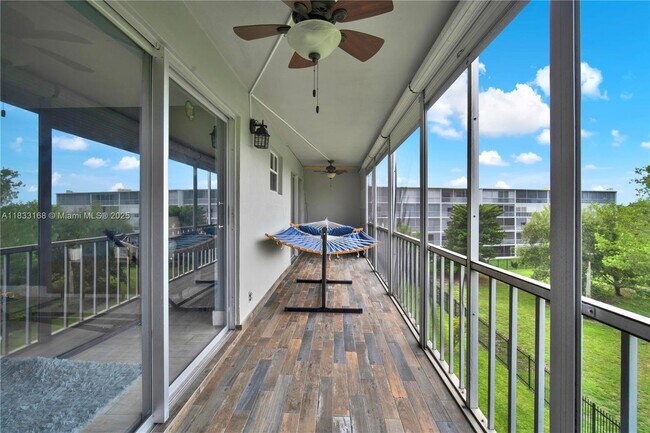 Building Photo - 950 Hillcrest Dr