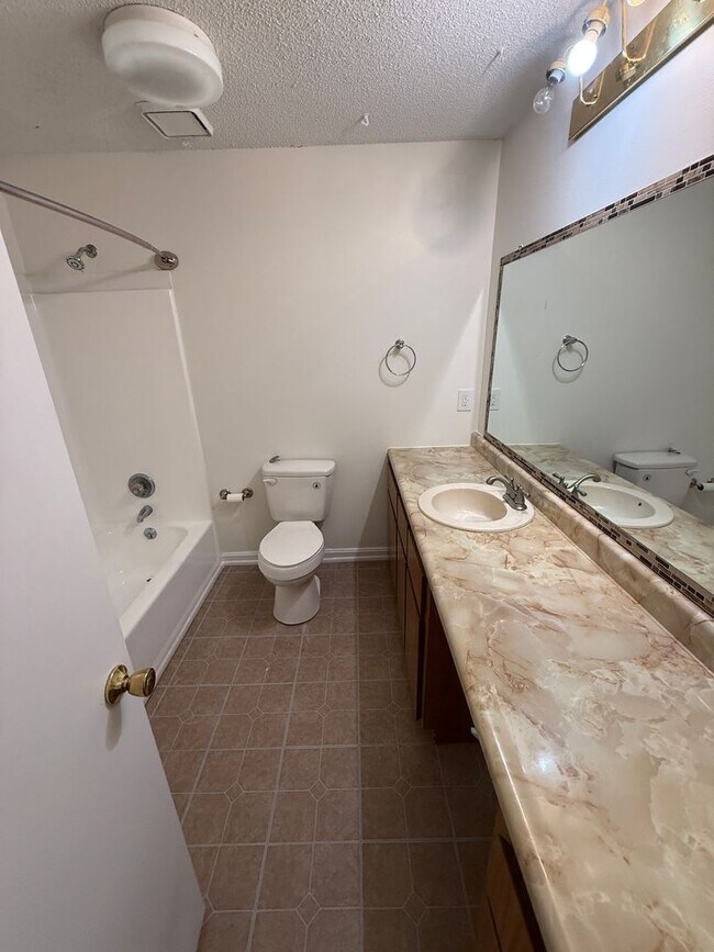 Building Photo - Whimsical in Lake Wildwood