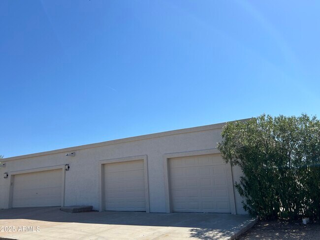 Building Photo - 4847 E Calle de Las Estrellas Rd