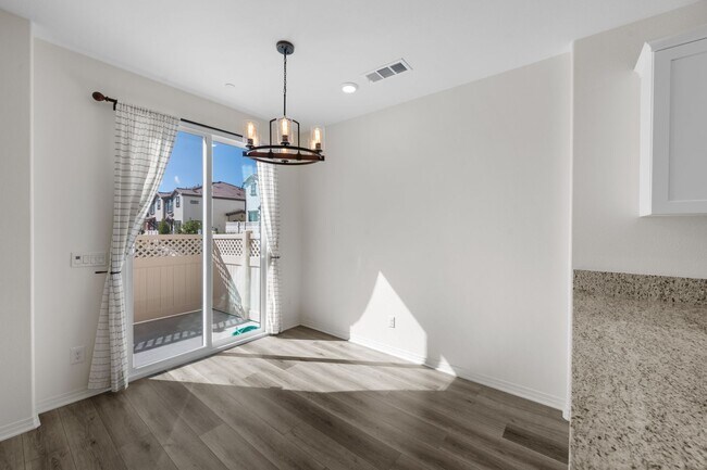 Building Photo - Beautiful 3 Bed / 2.5 Bath Condo with Open Floor Plan & Private Patio!