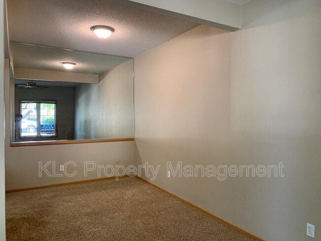 Building Photo - 1215 S 52nd St