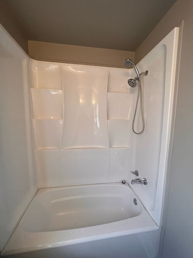 Building Photo - Move-In Ready- 2 bedroom/1 Bath Home in Eastpointe