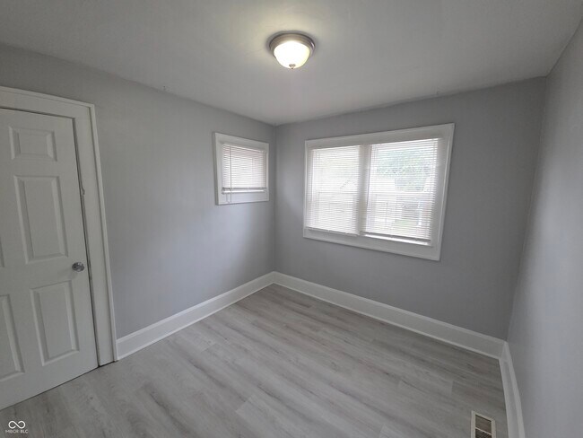 Building Photo - 1339 W Lee St