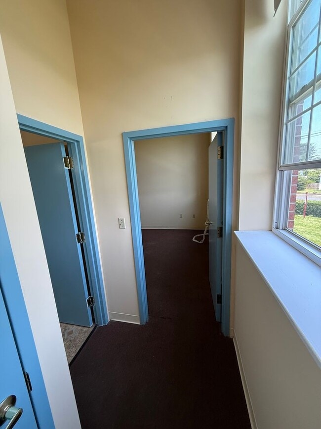 Building Photo - Spacious 2 Bedroom Apartment