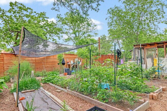 Building Photo - "Charming 3-Bed, 2-Bath Oasis on West Mistletoe Avenue – Spacious 1140 Sq Ft in San Antonio!"